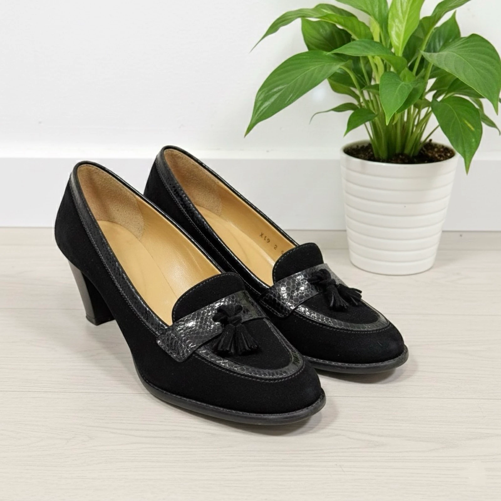 Zapatos de salón en ante y charol